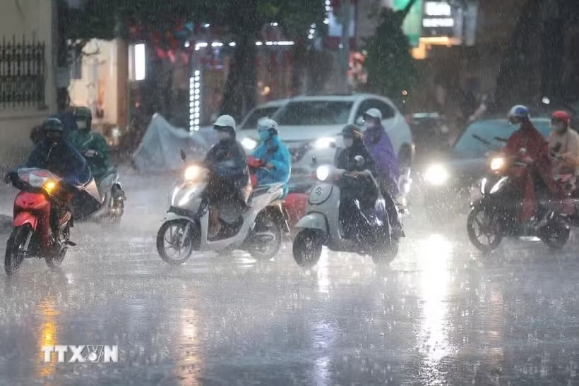 Hà Nội: Mưa lớn đúng giờ cao điểm, nhiều tuyến đường ùn ứ